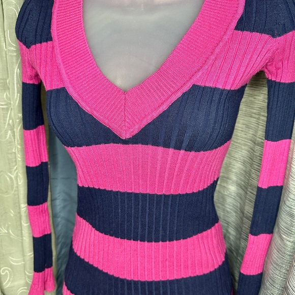 Poof! Juniors Women’s V-Neck Sweater Blouse~Pink & Navy Blue Striped Size SM - Picture 4 of 9